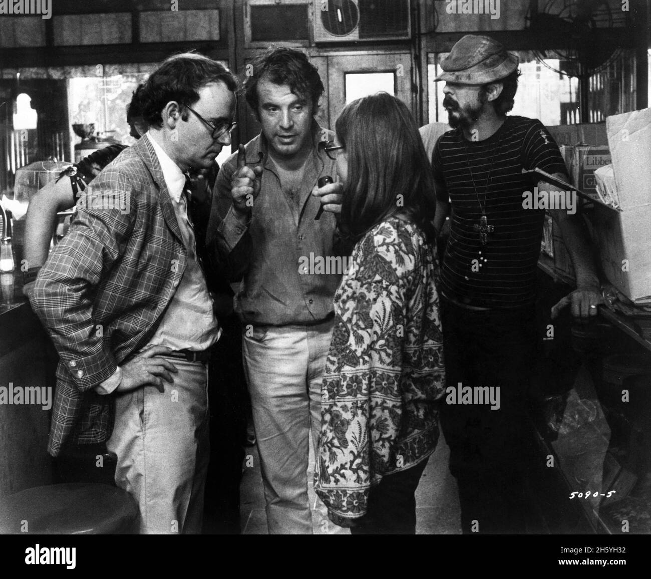 Czech Director MILOS FORMAN (centre with pipe) directing BUCK HENRY and GAIL BUSMAN on set candid during filming of TAKING OFF 1971 director MILOS FORMAN Crown-Hausman / Forman Production / Renn Productions / Universal Pictures Stock Photo