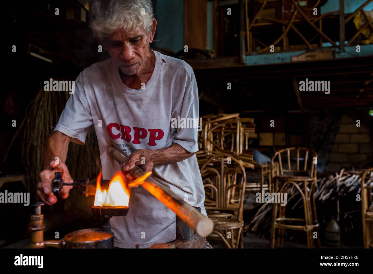 July 2017. Rudy Musni making rattan furniture at Dagot Rattan Crafts and Furniture. Puerto Princesa, Palawan, Philippines. Stock Photo