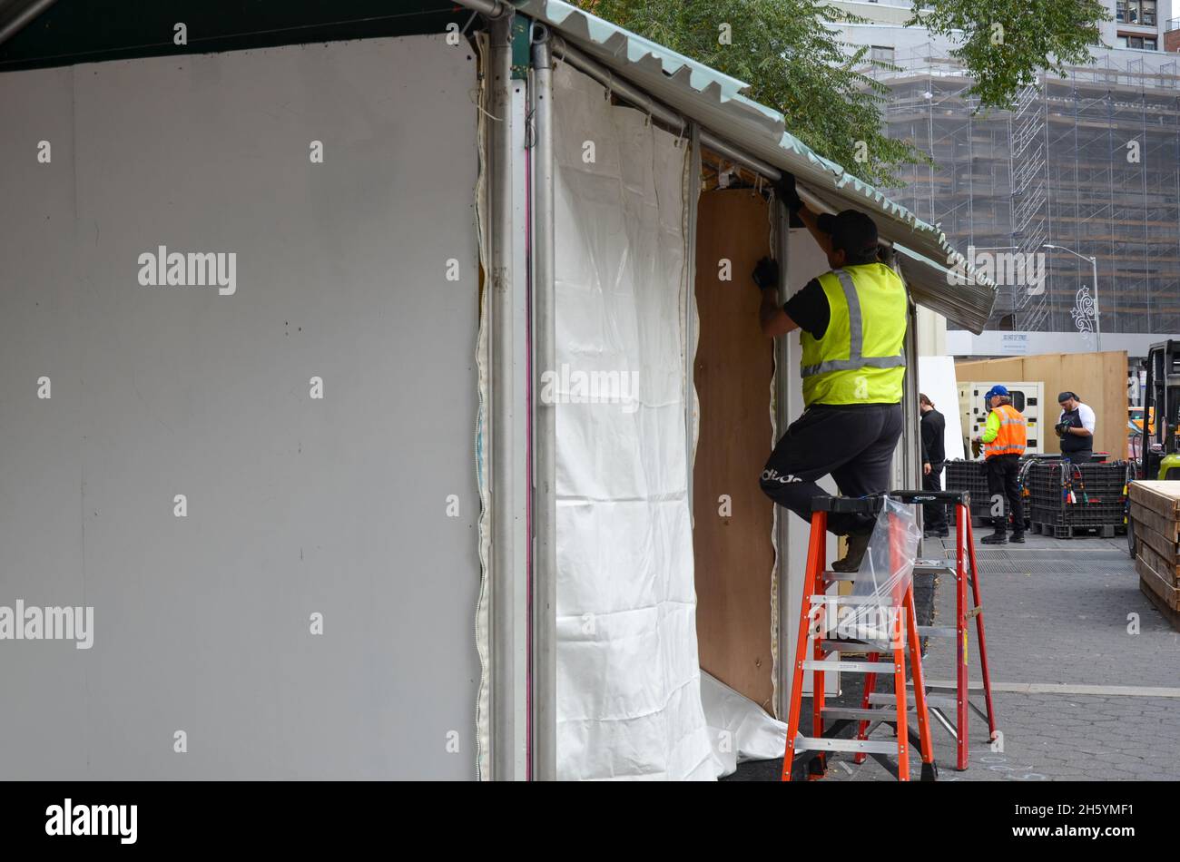 New York, New York, USA. 11th Nov, 2021. Workers are working on building Union Square holiday market in New York City on November 11, 2021.Workers are working on building Union Square holiday market in New York City. (Credit Image: © Ryan Rahman/Pacific Press via ZUMA Press Wire) Stock Photo