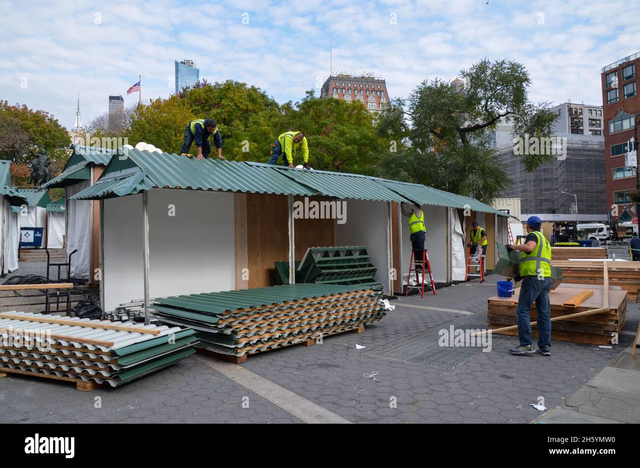 New York, New York, USA. 11th Nov, 2021. Workers are working on building Union Square holiday market in New York City.Workers are working on building Union Square holiday market in New York City. (Credit Image: © Ryan Rahman/Pacific Press via ZUMA Press Wire) Stock Photo