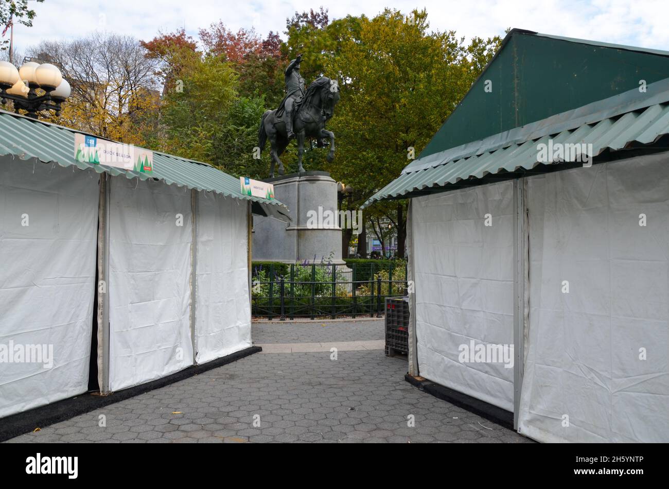New York, New York, USA. 11th Nov, 2021. Holiday market stalls are being built at Union Square in New York City ahead of the holiday season on November 11, 2021.Workers are working on building Union Square holiday market in New York City. (Credit Image: © Ryan Rahman/Pacific Press via ZUMA Press Wire) Stock Photo