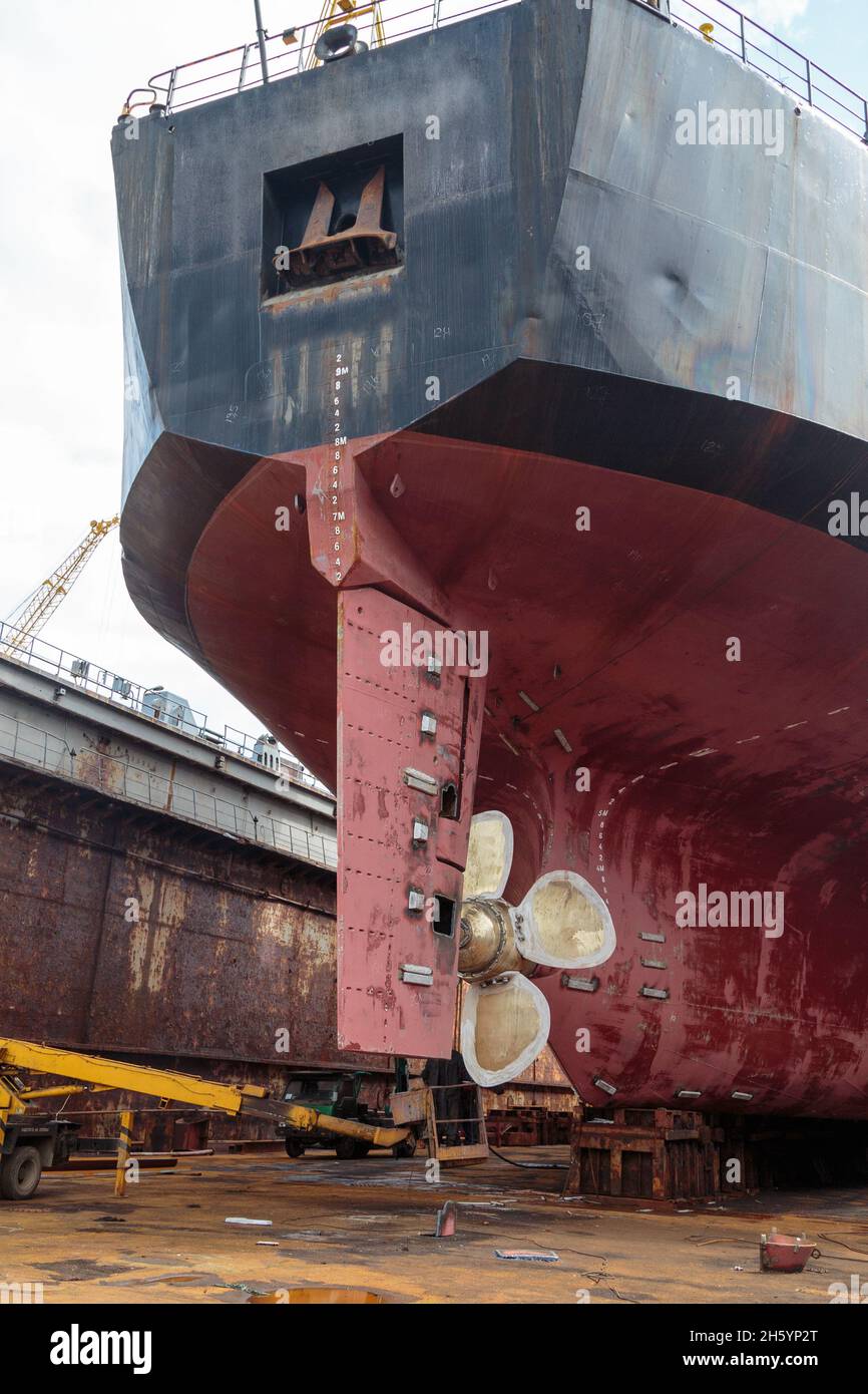 Repair of the ship screw in dock Stock Photo Alamy