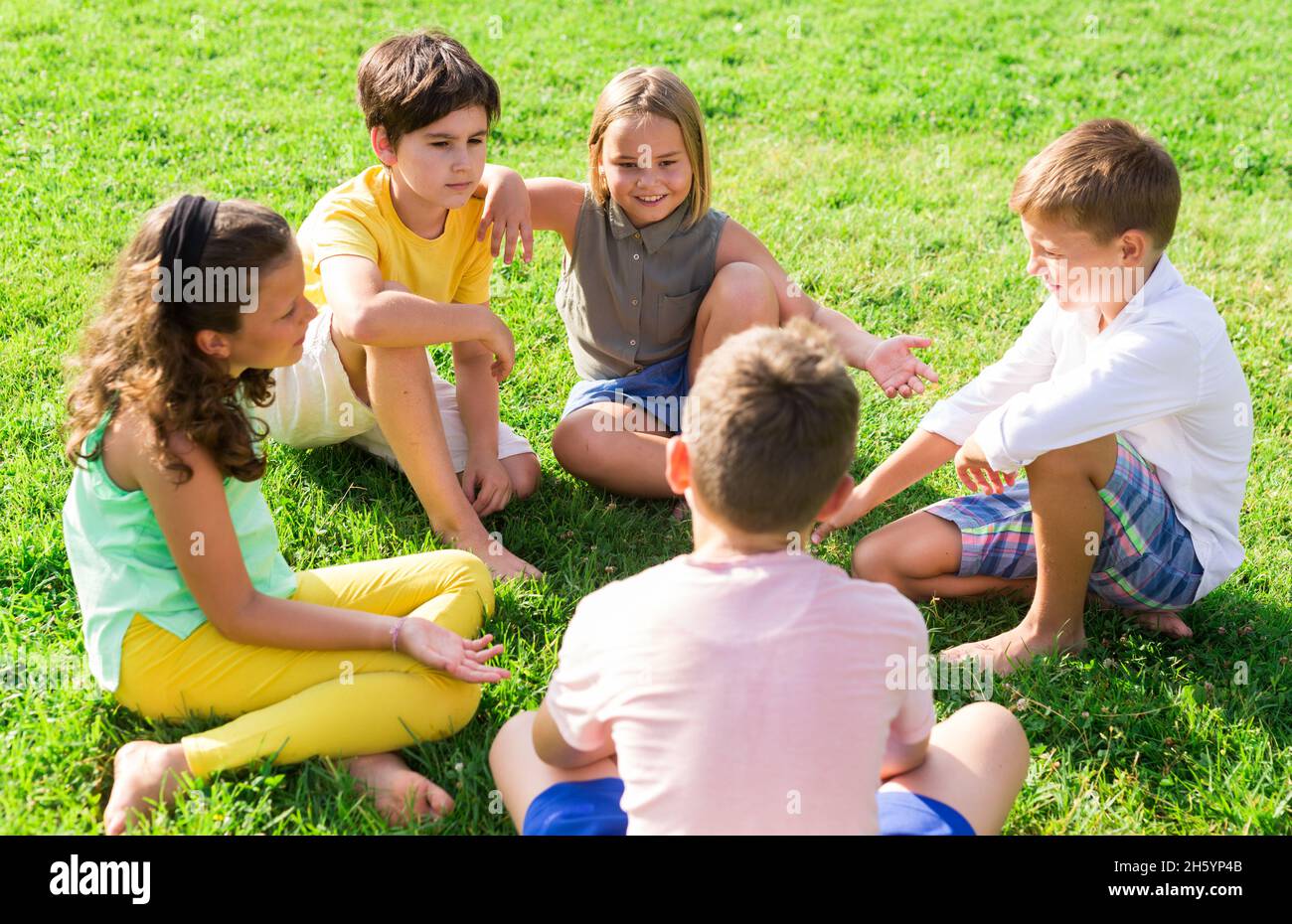Portrait of five smiling friends kids posing in a park Stock Photo - Alamy