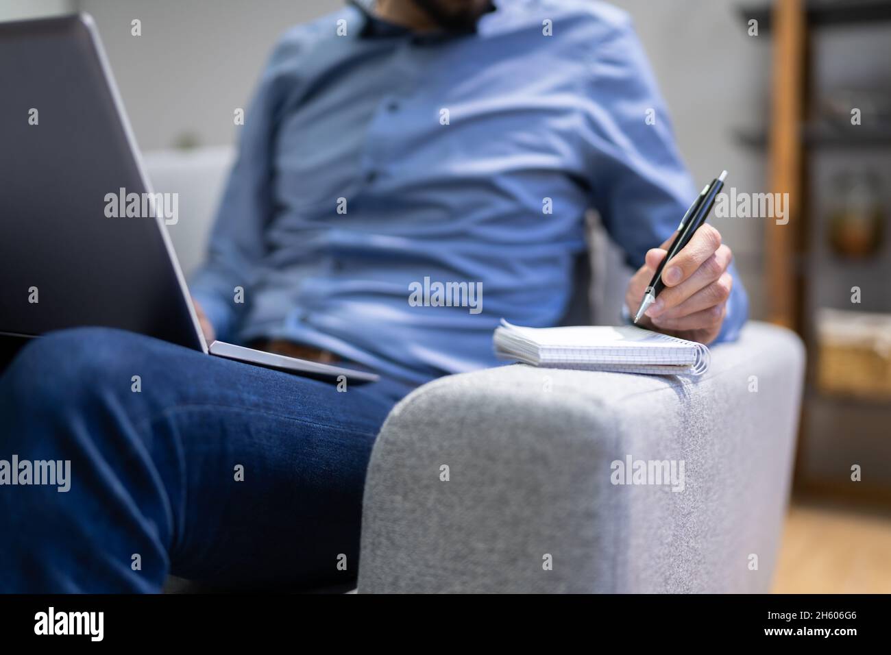 Journalist writing hi-res stock photography and images - Alamy