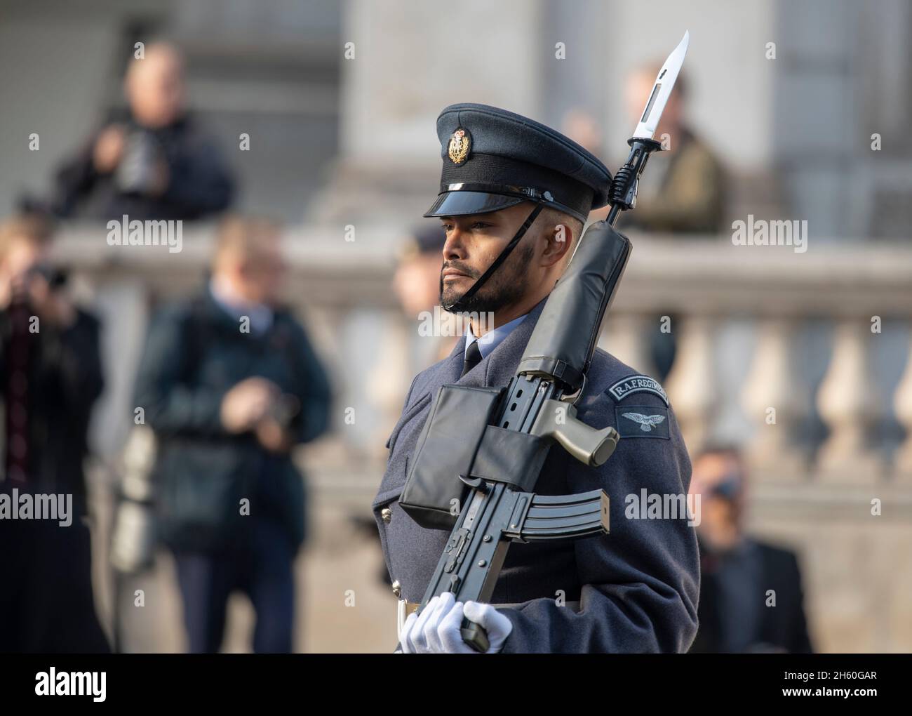 London, UK. The Western Front Association Annual Service of Remembrance takes place at The Cenotaph in Whitehall on 11 November 2021, attracting large crowds who come to pay their respects on a sunny Autumn day. A member of the RAF Regiment Vigil Party stands at the south west corner of The Cenotaph. Credit: Malcolm Park/Alamy Stock Photo