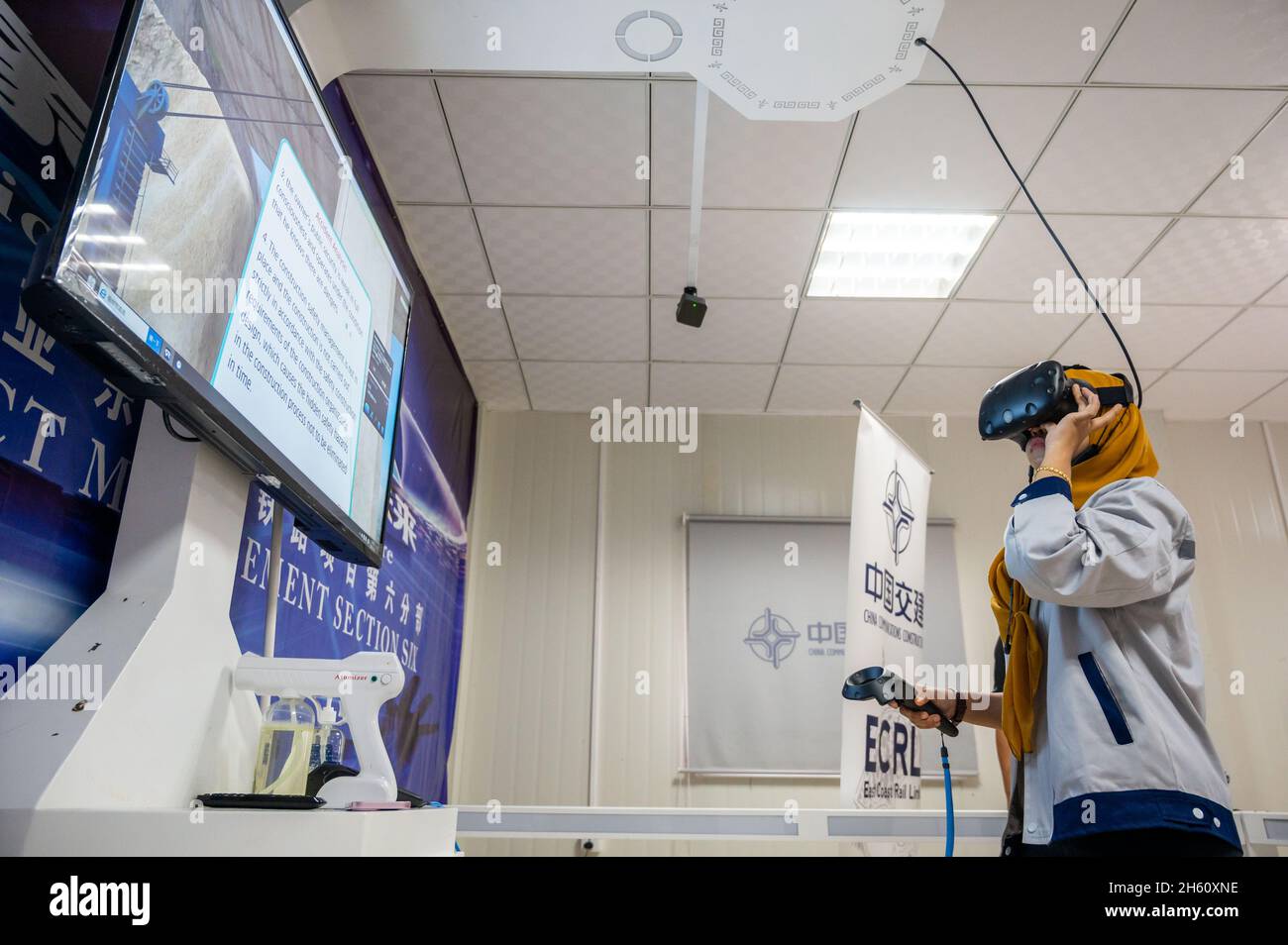 Maran, Malaysia. 9th Nov, 2021. A worker demonstrates the Virtual Reality (VR) simulation training at a Safety Training Center of the East Coast Rail Link (ECRL) project Section 6 campsite located in Maran, Pahang, Malaysia, Nov. 9, 2021. TO GO WITH: 'Feature: Immersive VR technology in use for Malaysian mega railway project's safety training' Credit: Zhu Wei/Xinhua/Alamy Live News Stock Photo