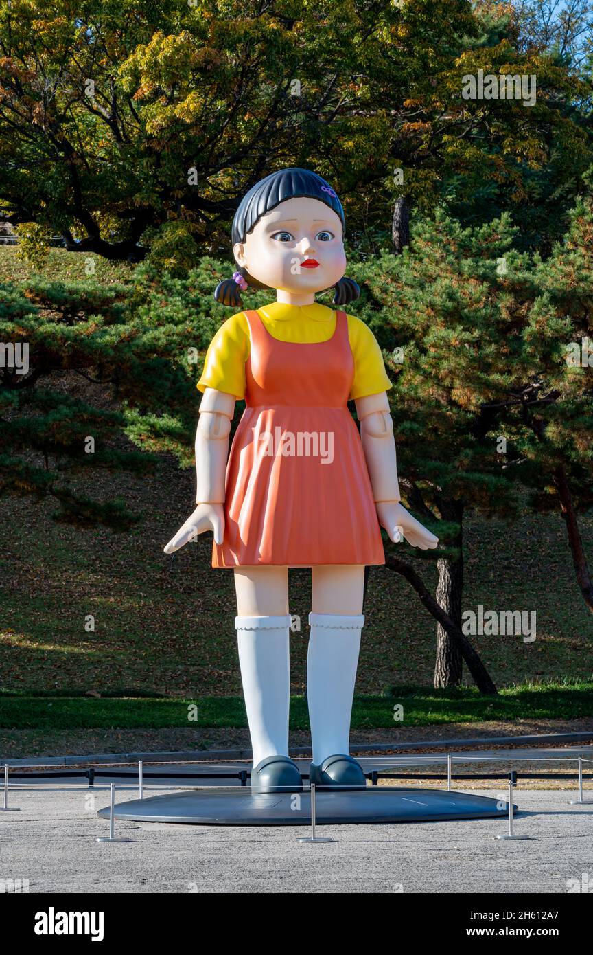 Seoul, South Korea - November 2021: The giant doll from Netflix original series 'Squid Game' at the Olympic Park in Seoul. Stock Photo
