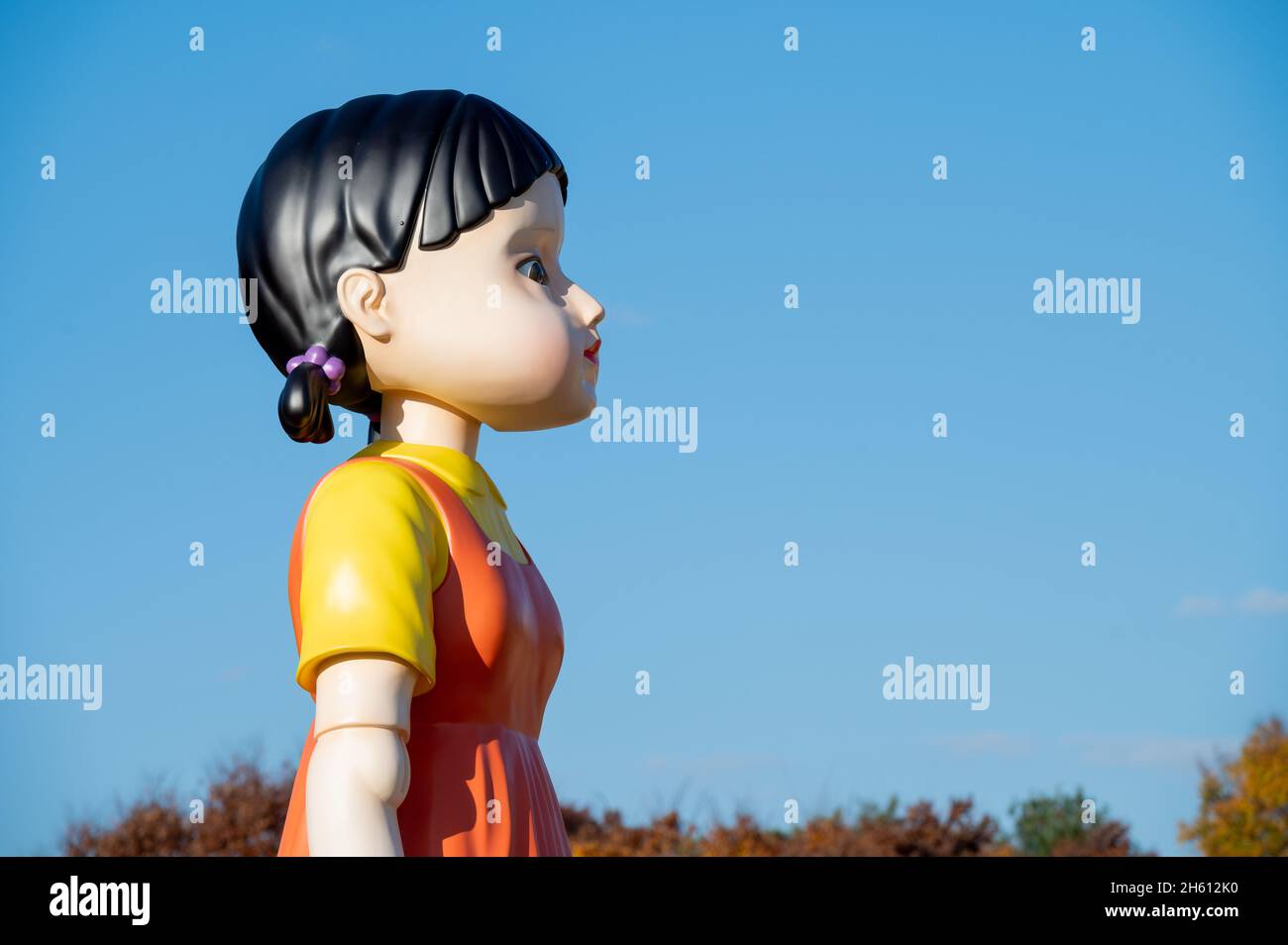 Seoul, South Korea - November 2021: The giant doll from Netflix original series 'Squid Game' at the Olympic Park in Seoul. Stock Photo