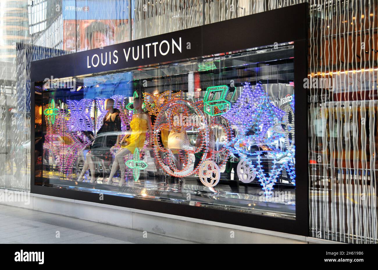 Louis vuitton storefront hi-res stock photography and images - Alamy