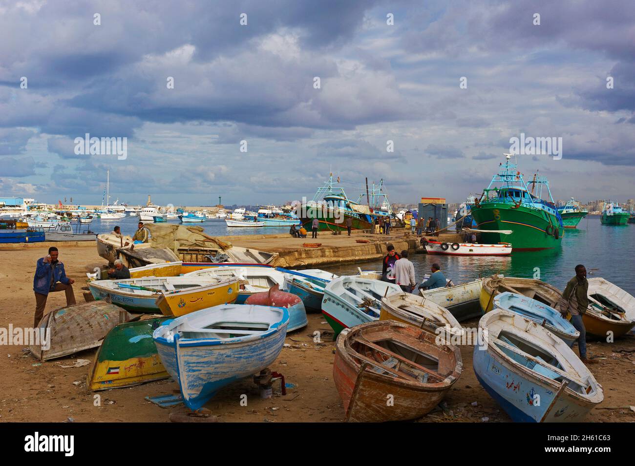 Egypte, Basse Egypte, la côte méditerranéenne, Alexandrie, front de mer et port de peche. // Egypt, Alexandria, fishing harbour. Stock Photo