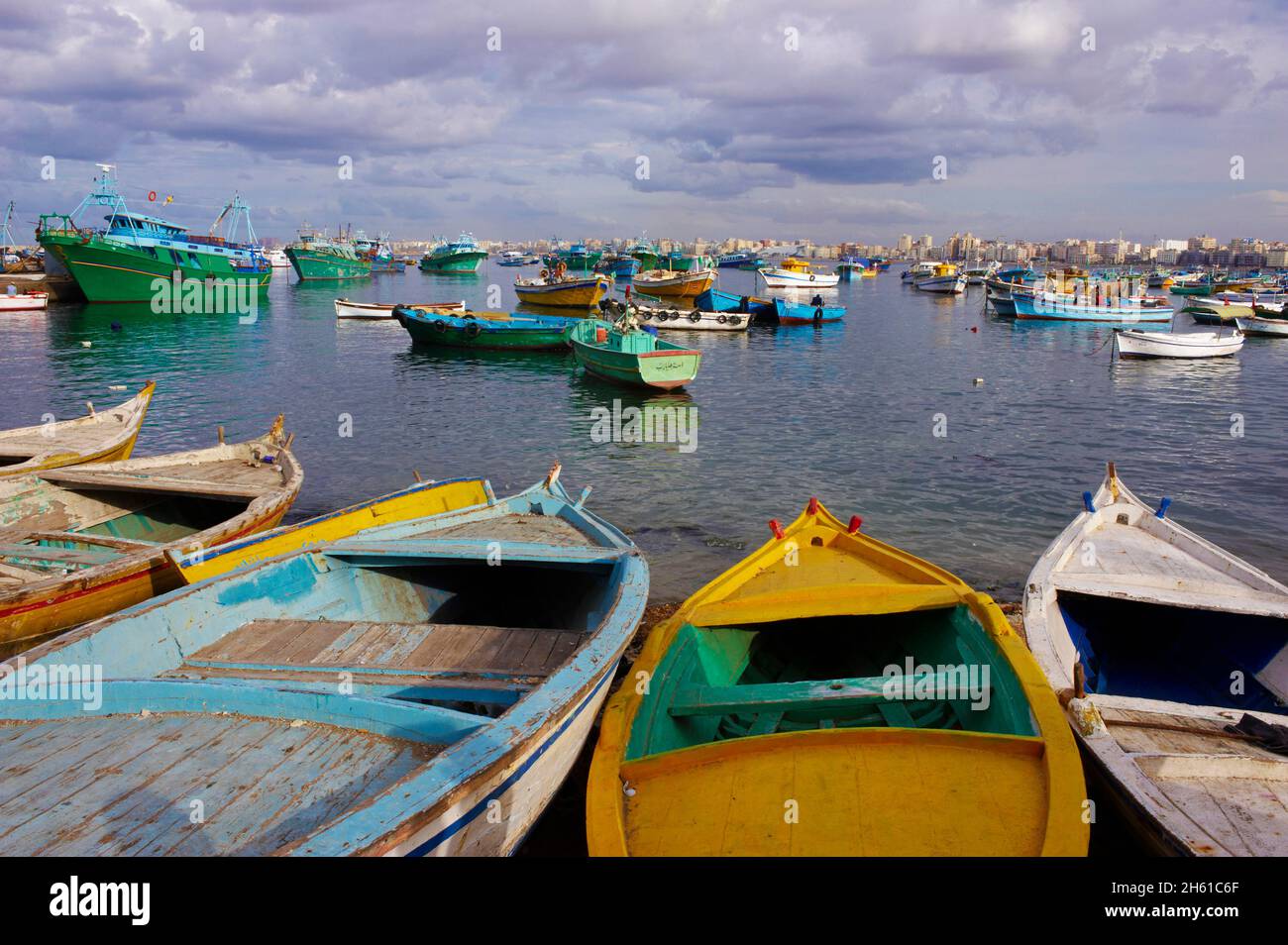 Egypte, Basse Egypte, la côte méditerranéenne, Alexandrie, front de mer et port de peche. // Egypt, Alexandria, fishing harbour. Stock Photo