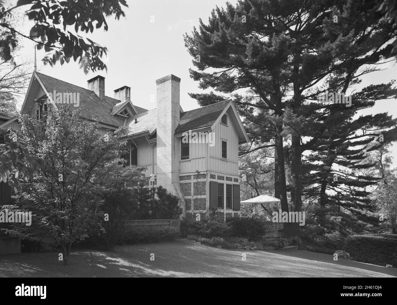 1940s Housing Exterior of luxury residence in Roslyn, Long Island