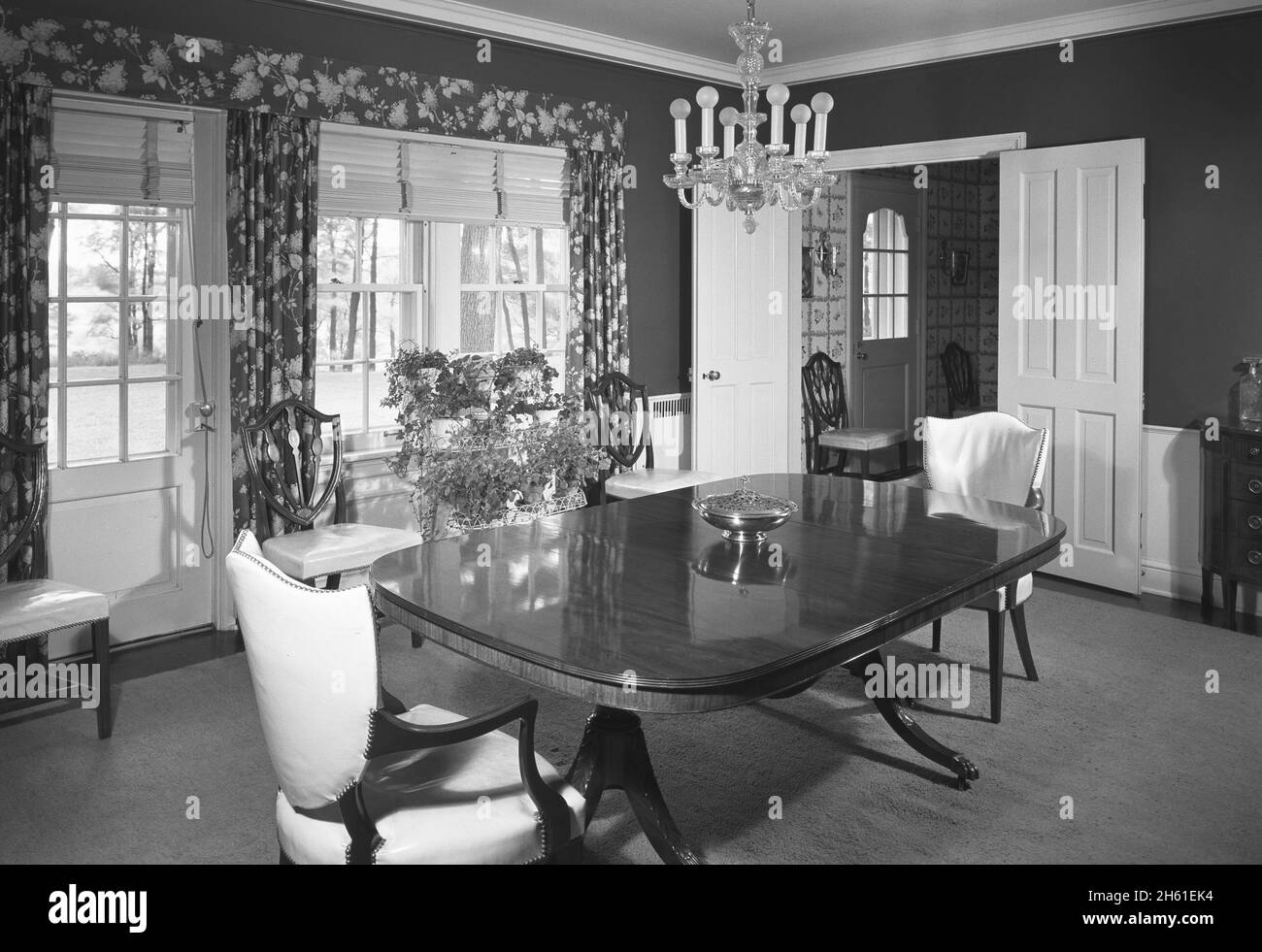 family dining room – Winfield House, image size:1300x981
