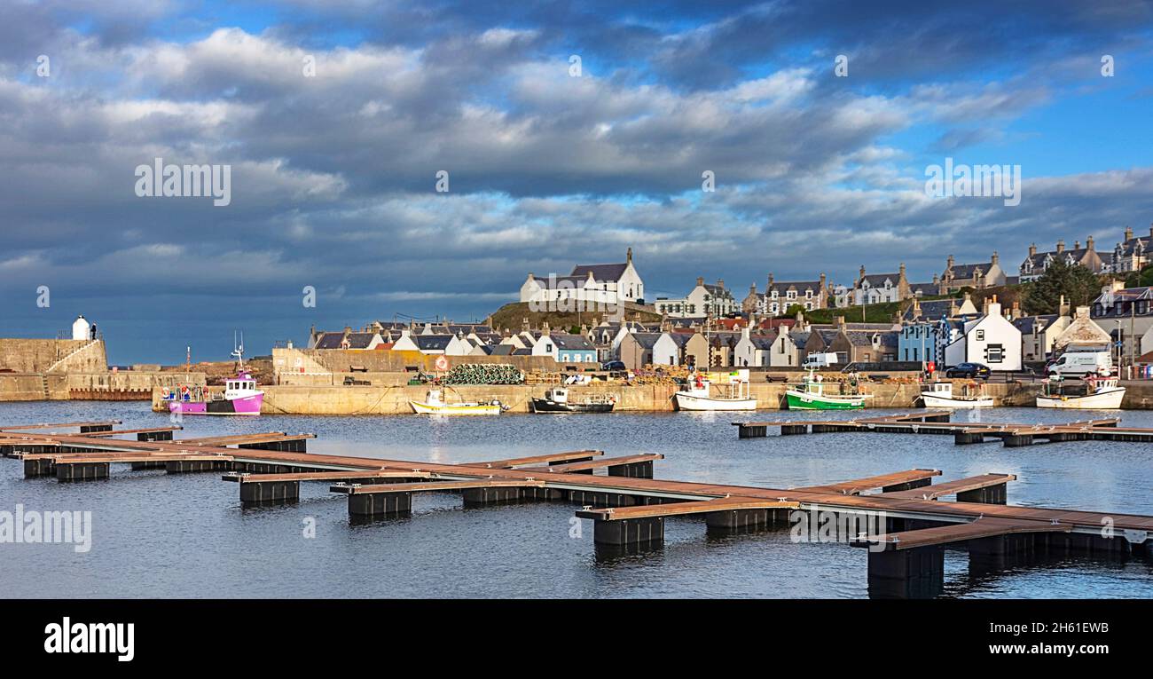 FINDOCHTY MORAY COAST SCOTLAND THE PONTOONS AND SMALL FISHING BOATS MOORED ALONGSIDE THE HARBOUR WALL Stock Photo