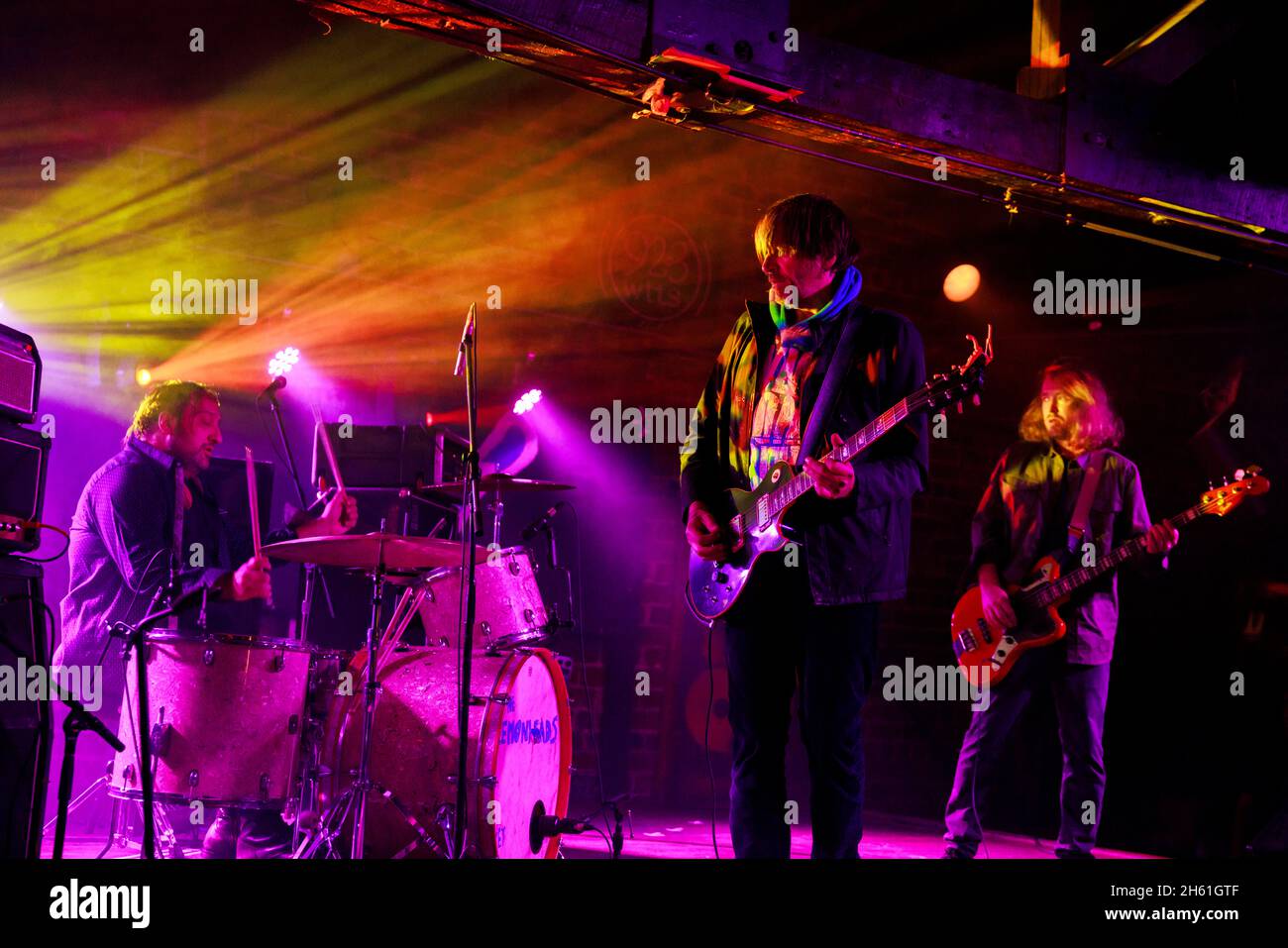 BLOOMINGTON, UNITED STATES - 2021/11/10: Evan Dando fronts the Lemonheads during a performance at the Bluebird, Wednesday, November 10, 2021 in Bloomington, Ind. The Lemonheads are currently a few days into a tour. (Photo by Jeremy Hogan/The Bloomingtonian) Stock Photo