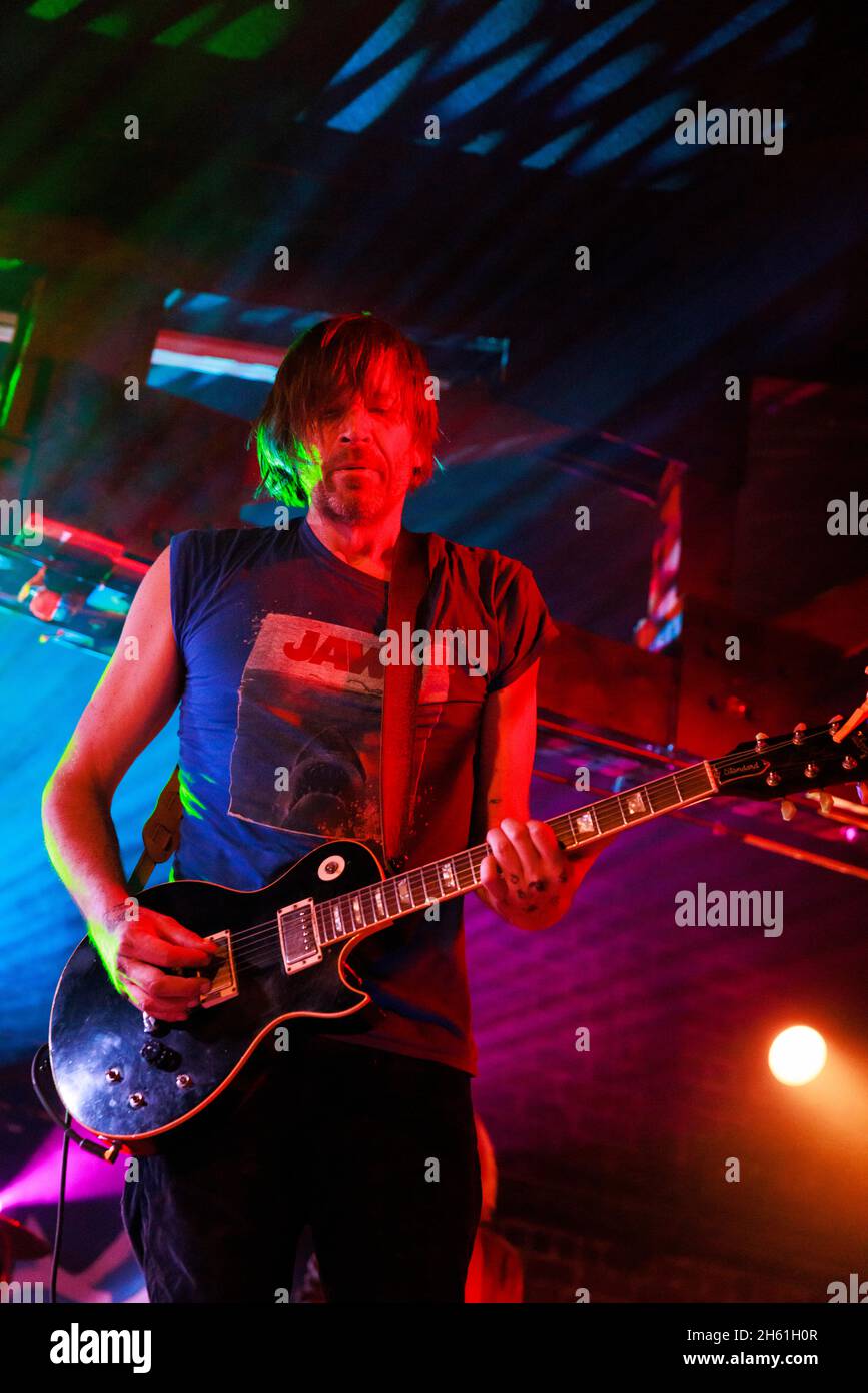BLOOMINGTON, UNITED STATES - 2021/11/10: Evan Dando fronts the Lemonheads during a performance at the Bluebird, Wednesday, November 10, 2021 in Bloomington, Ind. The Lemonheads are currently a few days into a tour. (Photo by Jeremy Hogan/The Bloomingtonian) Stock Photo