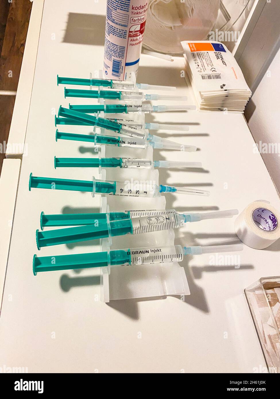 Spritzen liegen aufgereiht in einer Arztpraxis in Düsseldorf Stock Photo