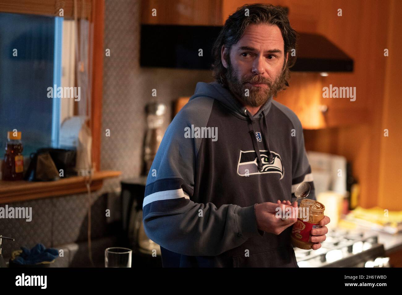 MAID (L to R) BILLY BURKE as HANK in episode 105 of 'Maid' Photo Credit: Ricardo Hubbs / Netflix / The Hollywood Archive Stock Photo