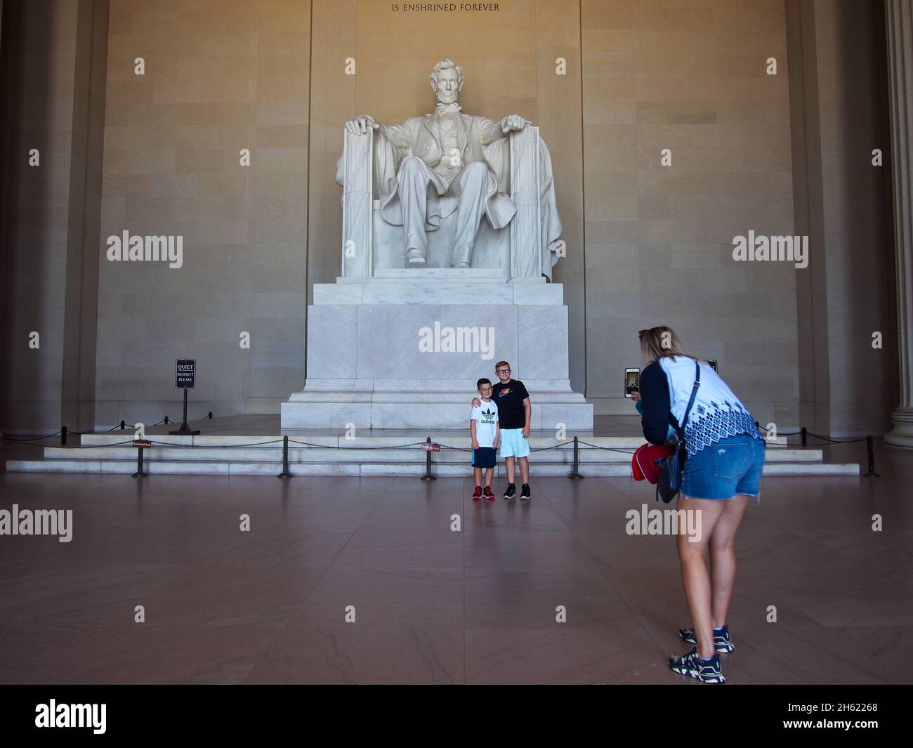 Mother photographing her children in front of the Lincoln Memorial in Washington, D.C., USA, 2021 © Katharine Andriotis Stock Photo