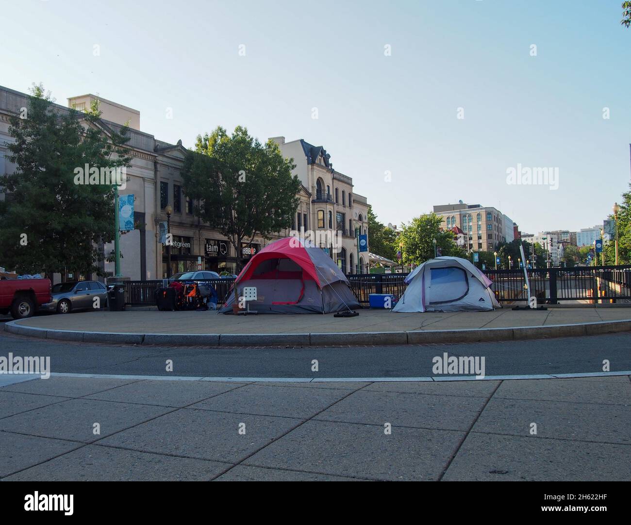 Homeless tents on a sidewalk in Washington, D.C., USA, 2021 © Katharine Andriotis Stock Photo