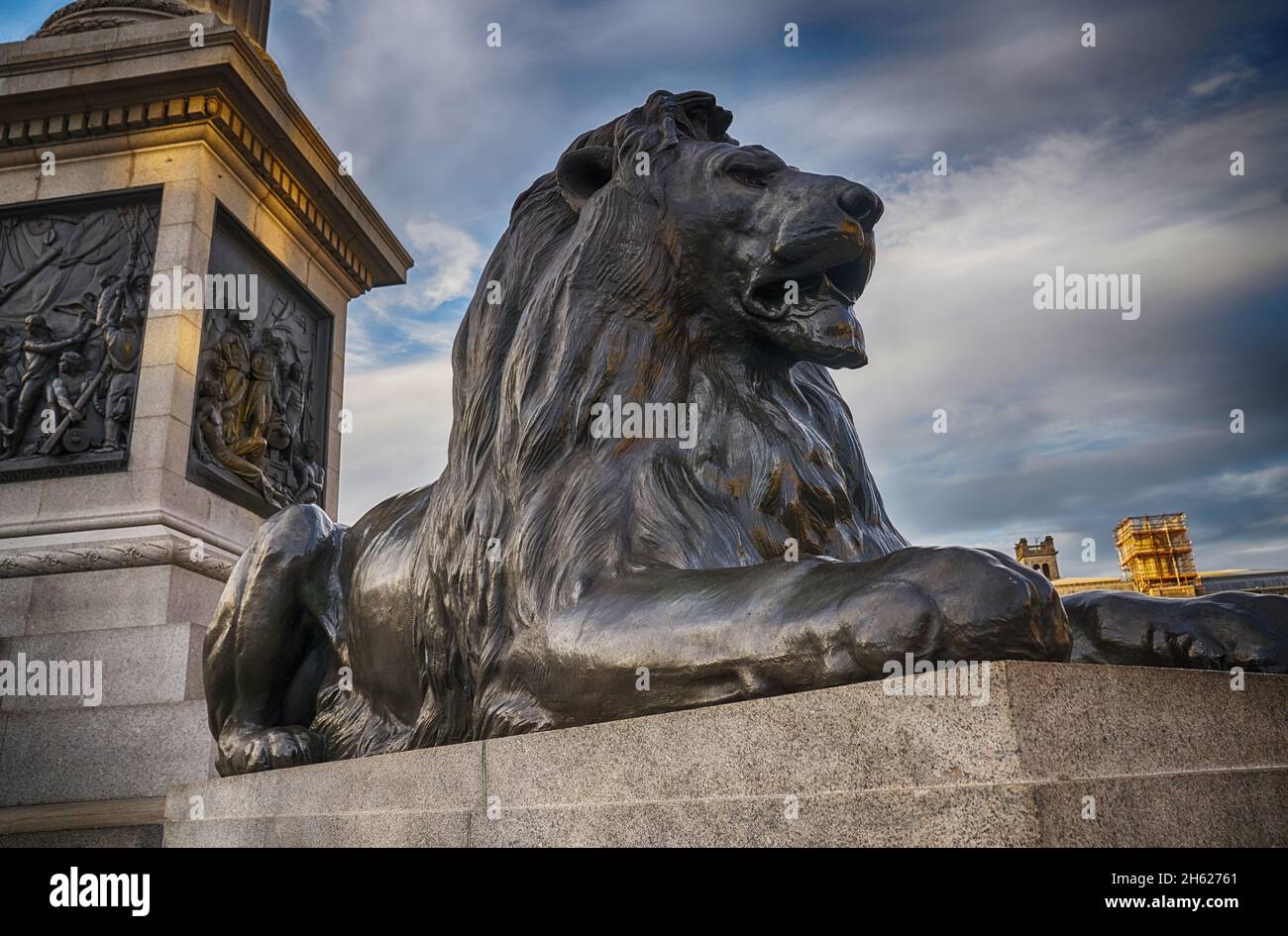 lion statues trafalgar square Stock Photo Alamy