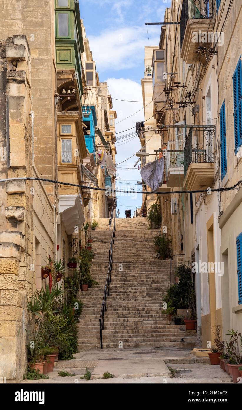 Narrow street and steep steps of Via … – License image – 13819118 ❘  lookphotos