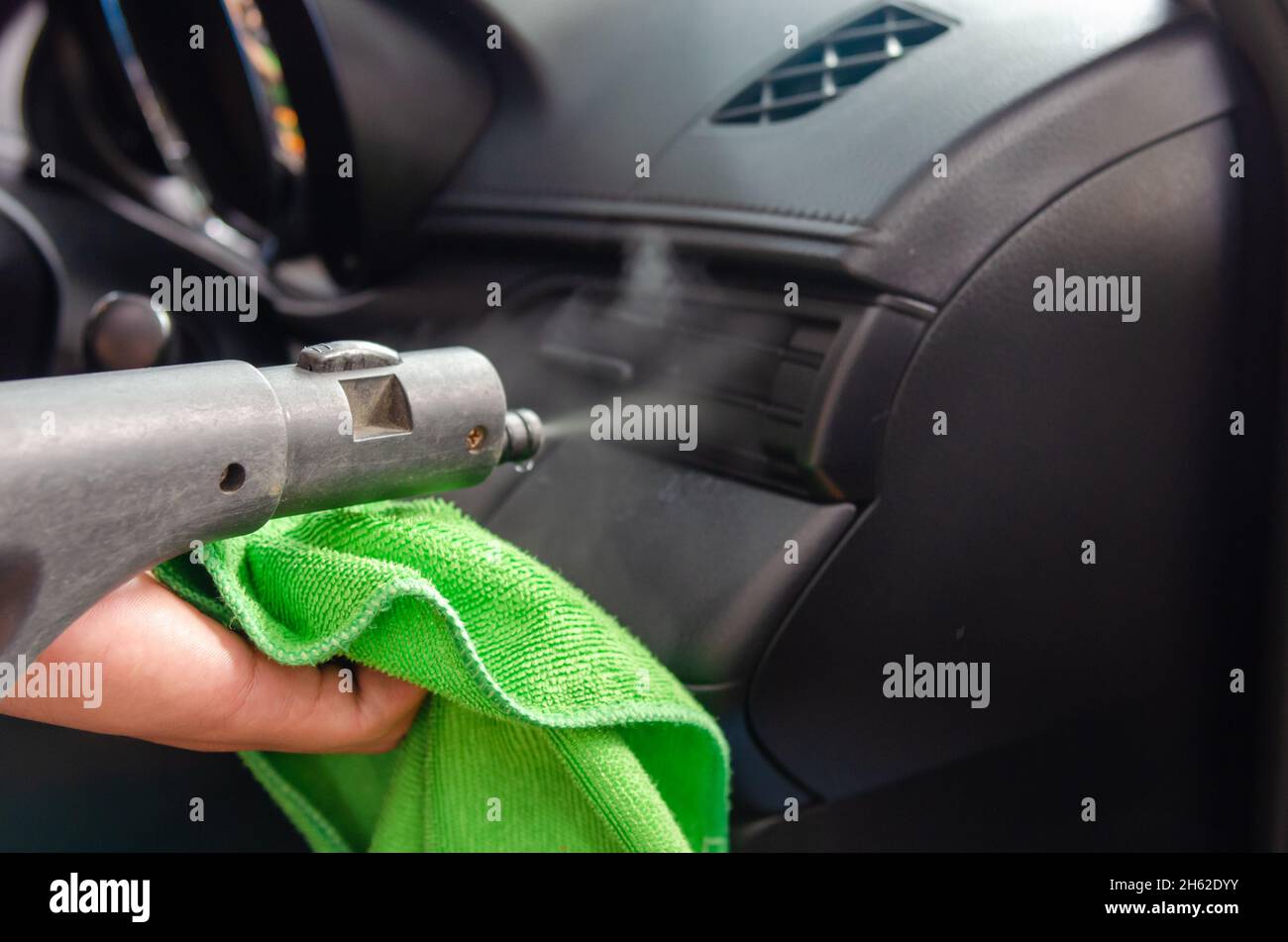 Clean the air of the car. Steam heat sterilization in air duct cleaning, disinfection of