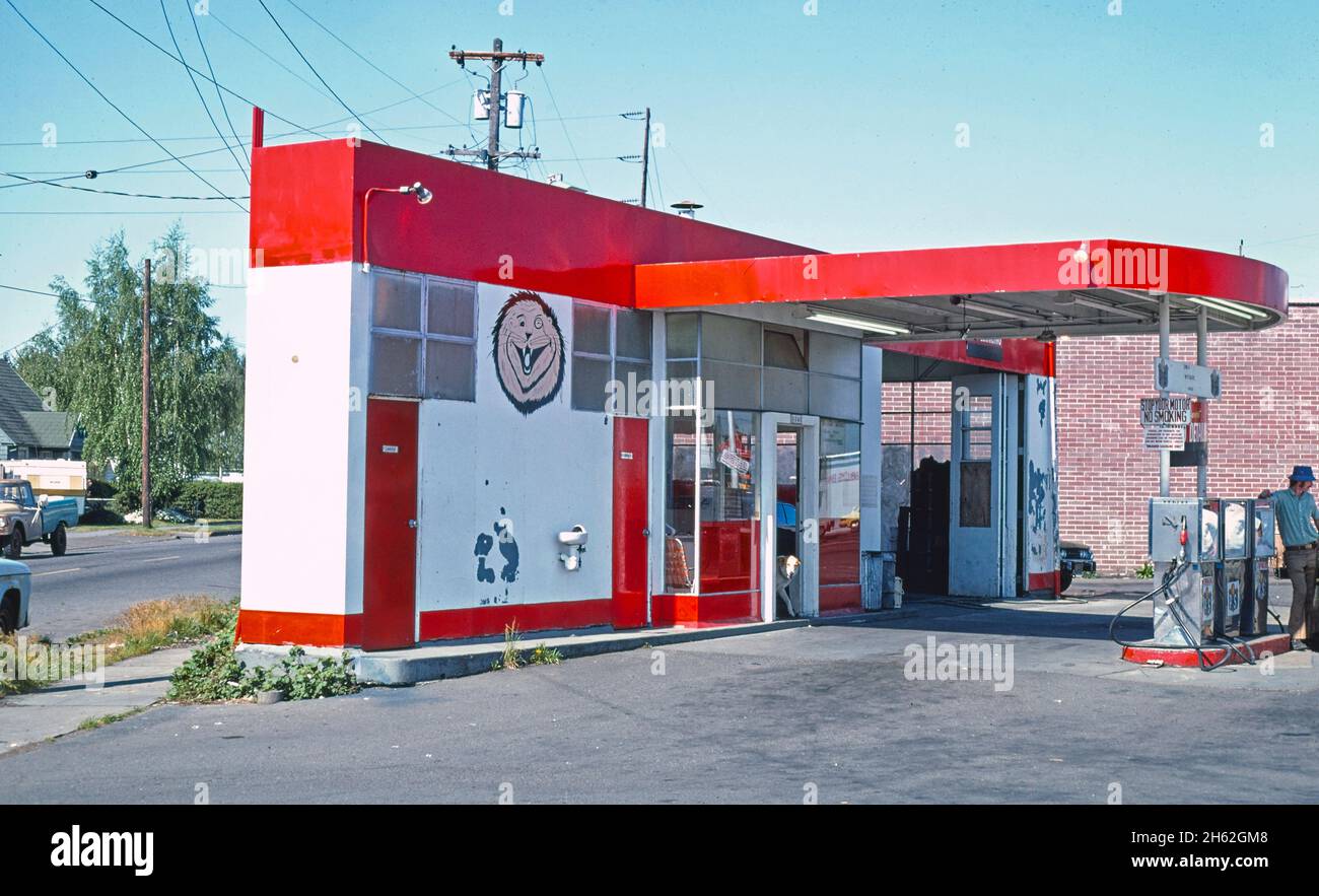 Gas station, Portland, Oregon; ca. 1976 Stock Photo Alamy