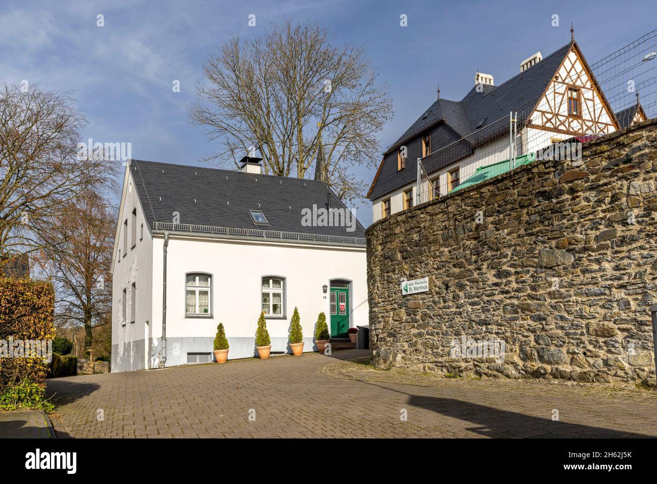Several historical and well preserved houses surround Schloss Burg ...