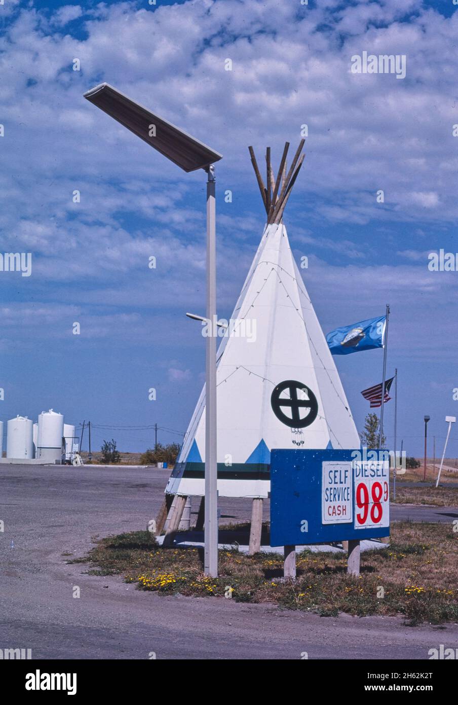 Teepee gas sign, Kadoka, South Dakota; ca. 1987 Stock Photo Alamy