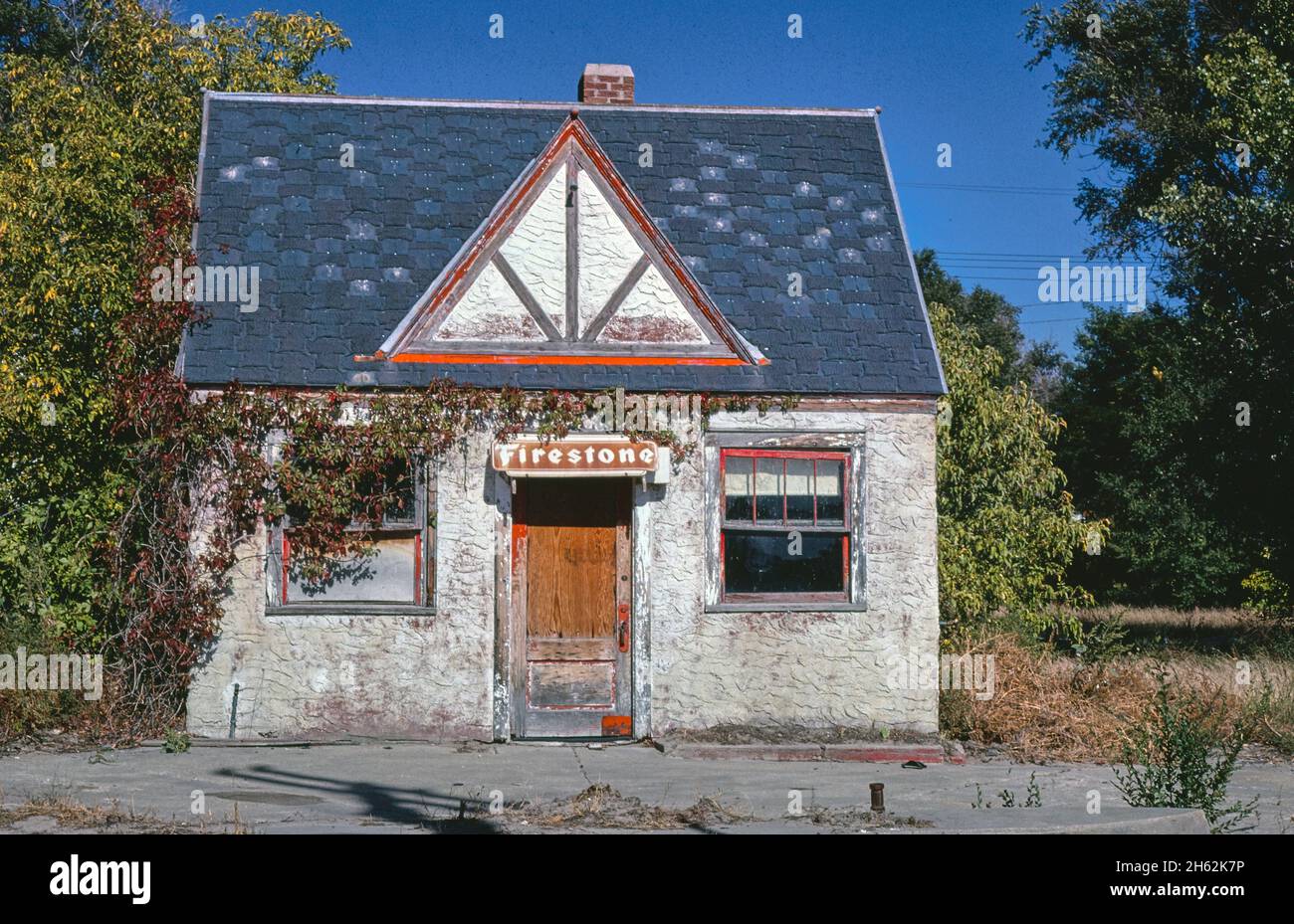Old gas station, Crookston, Nebraska; ca. 1980 Stock Photo Alamy