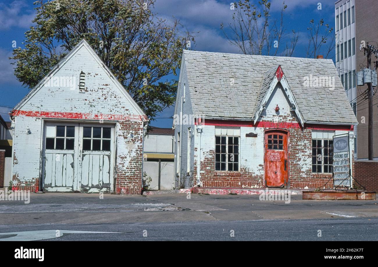 Old gas station, Springfield, Missouri; ca. 1979 Stock Photo Alamy