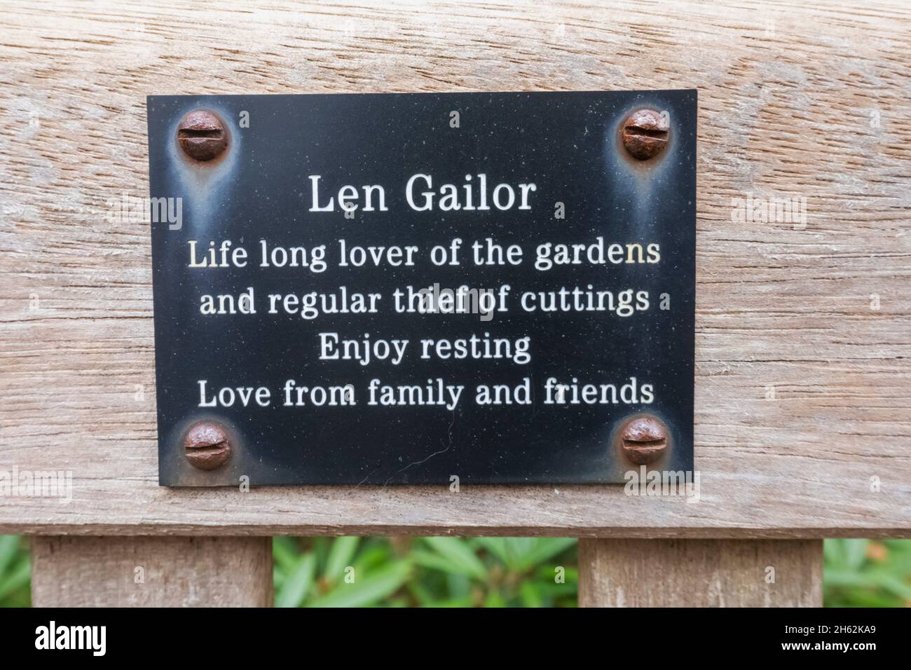 england,hampshire,romsey,ampfield,hillier gardens,amusing memorial sign on bench Stock Photo
