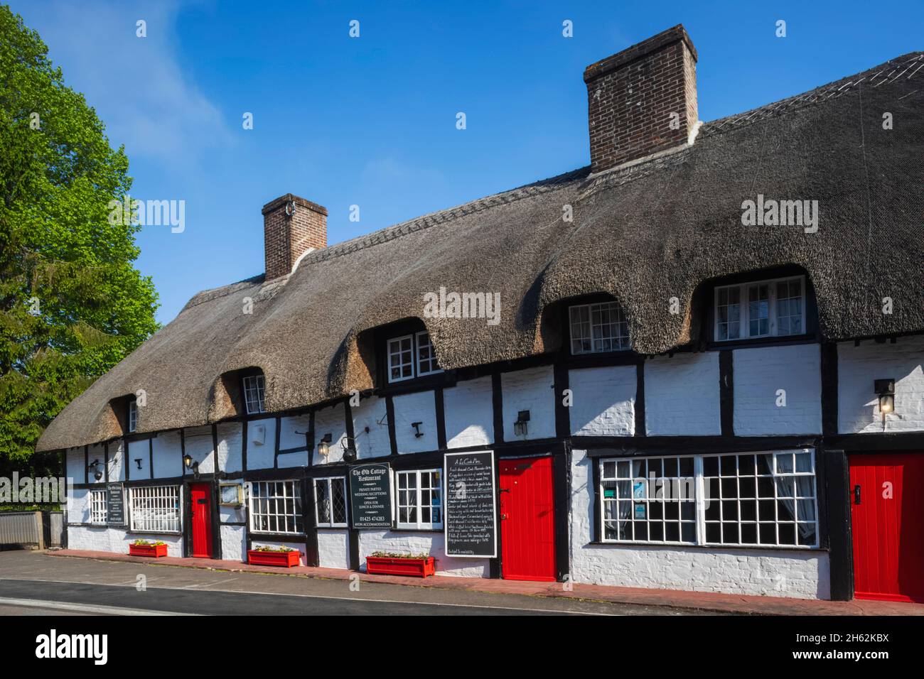 england,hampshire,new forest,ringwood,14th century thatched timbered building now the old cottage restaurant Stock Photo