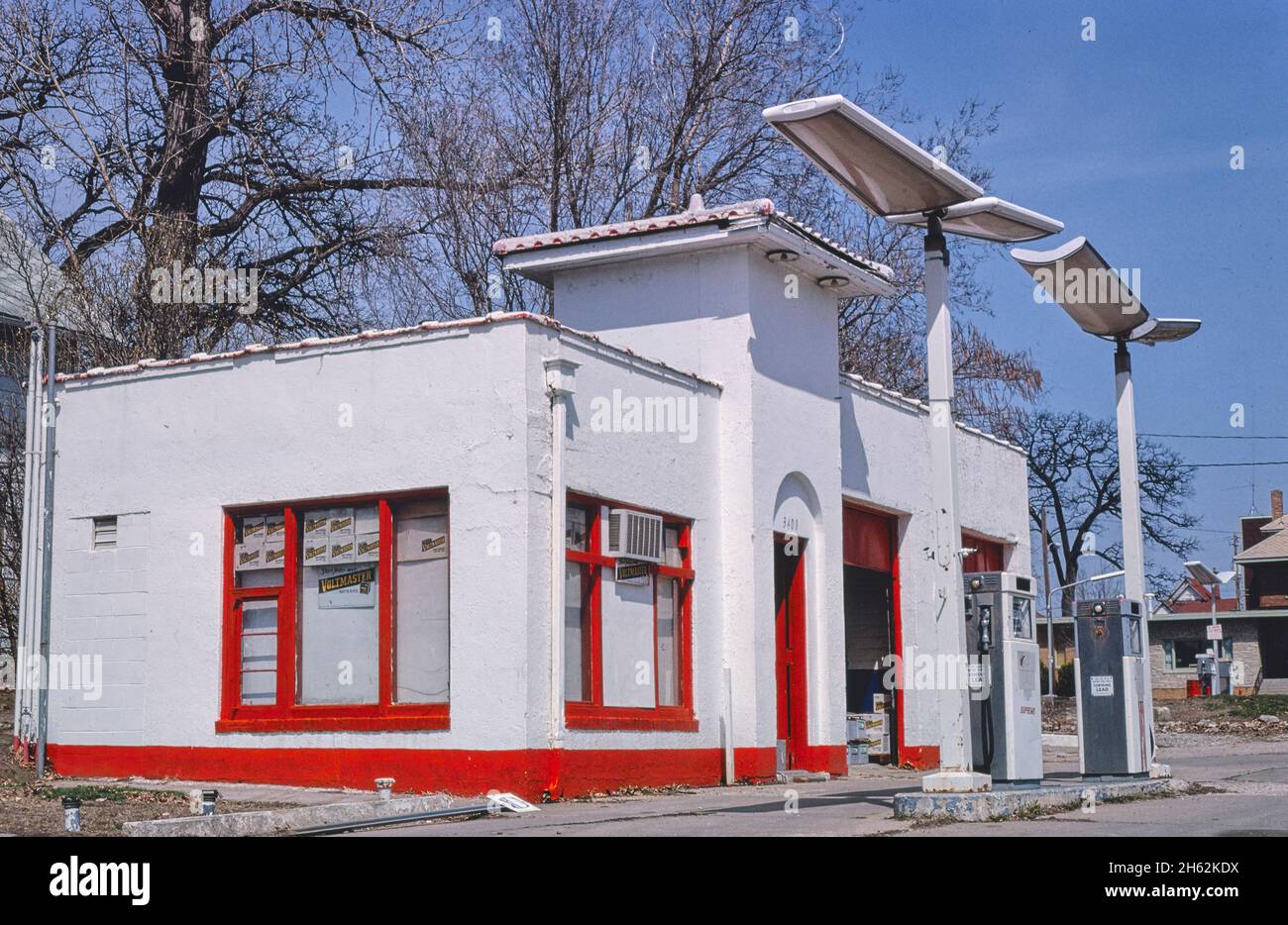 Old gas station, Des Moines, Iowa; ca. 1980 Stock Photo Alamy