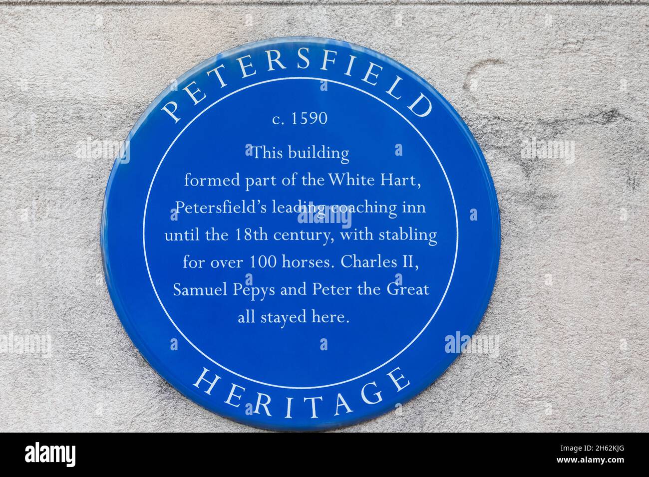 england,hampshire,petersfield,blue plaque indicating history of a building once part of petersfield's leading coaching in the white hart Stock Photo