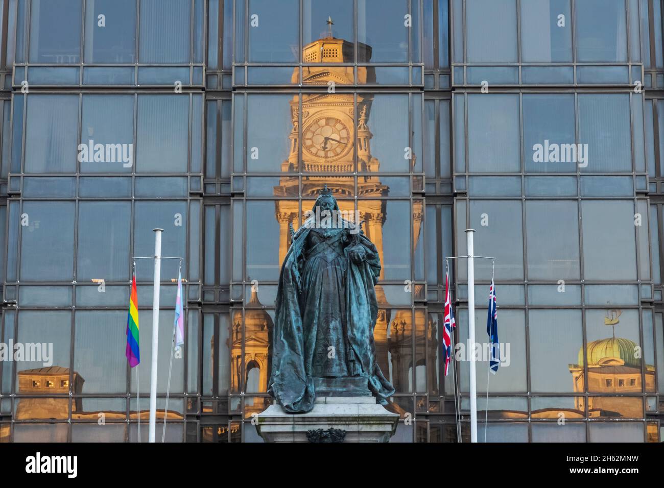 england,hampshire,portsmouth,guildhall square,queen victoria statue
