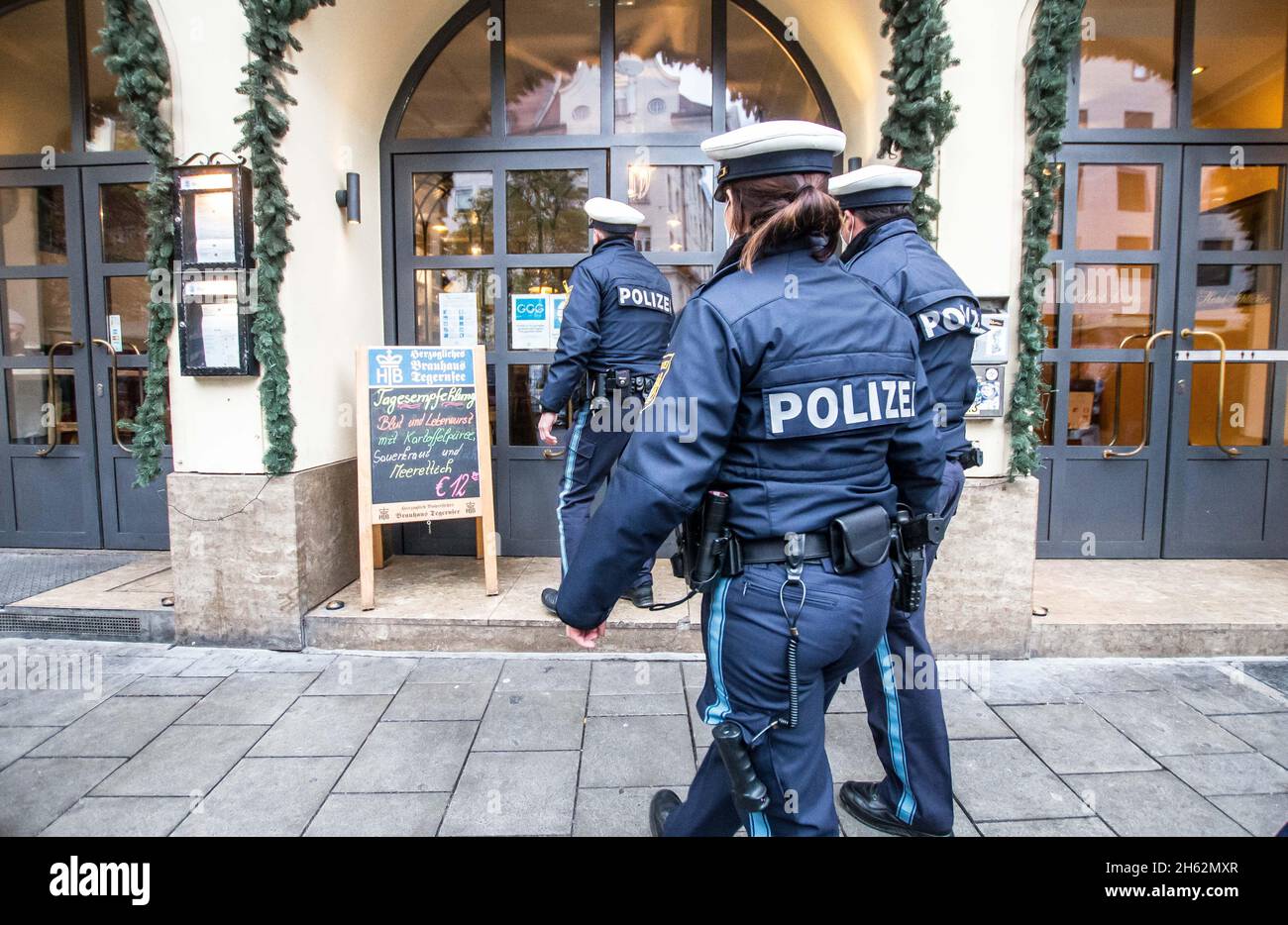 Munich, Bavaria, Germany. 12th Nov, 2021. Police check restaurants in Tal, Munich for conformity with the anti-Corona regulations. On the heels of what critics state is a non-response and at best, painfully slow responses to the fourth Corona wave, regions are instutung patchwork anti-Corona plans, including the 2G and 3G rules which were described by Jens Spahn as ''0G'' as enforcement is effectively zero when left to businesses. Due to this, police have been directed to visit restaurants and other businesses for violations. Credit: ZUMA Press, Inc./Alamy Live News Stock Photo