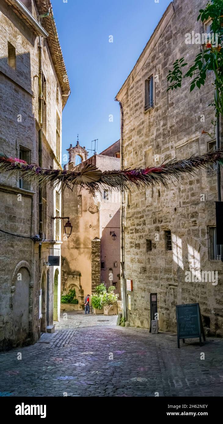alley in pézenas in summer with a view of the tower from the hôtel de flottes de sébasan. built around the xvi century. Stock Photo