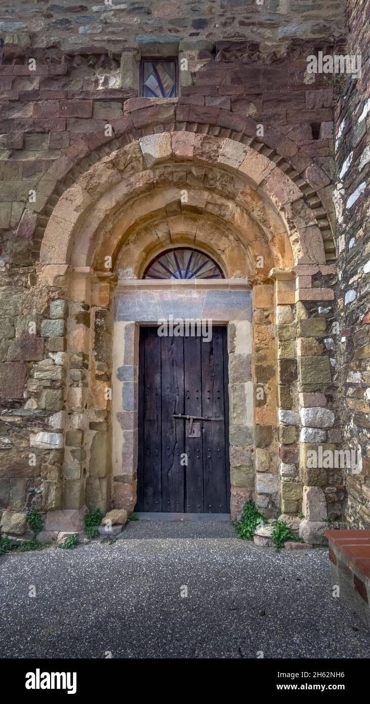 saint félix parish church and old cemetery in calmeilles. the church is a valuable testimony to the romanesque architecture of the xii century. monument historique. Stock Photo