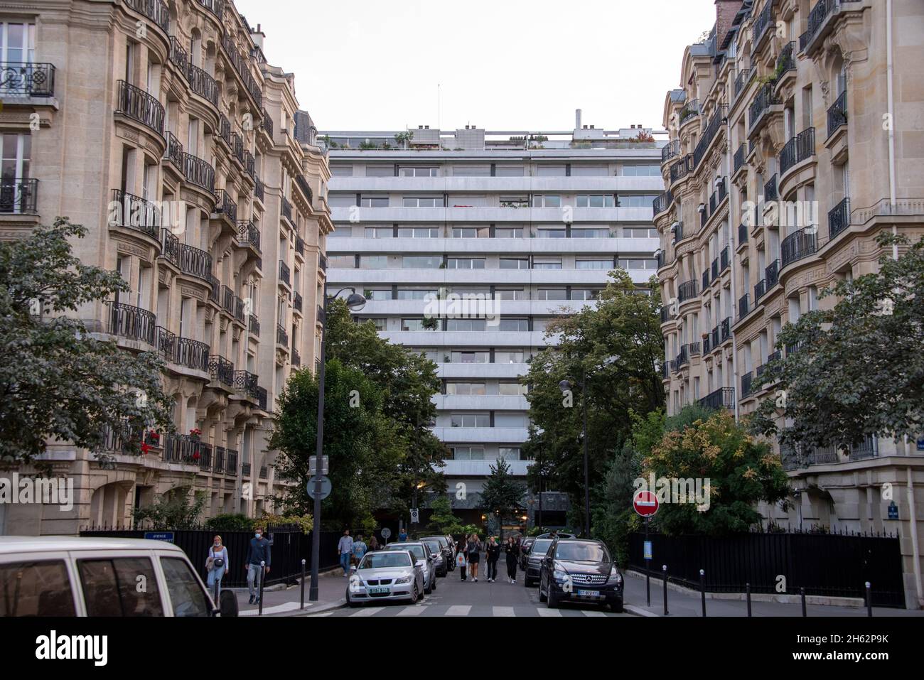 Apartment eiffel tower hires stock photography and images Alamy