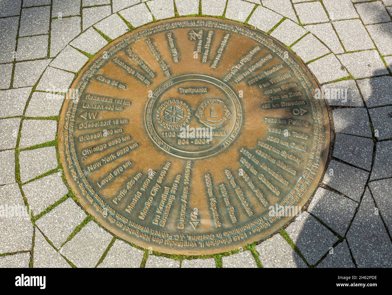 germany,mettmann,bergisches land,niederbergisches land,niederberg,rhineland,north rhine-westphalia,bronze plate wind rose in the pavement of the pedestrian zone freiheitstrasse,gift from the rotary club mettmann and the lions club mettmann wuelfrath to the city,popular as a meeting point Stock Photo