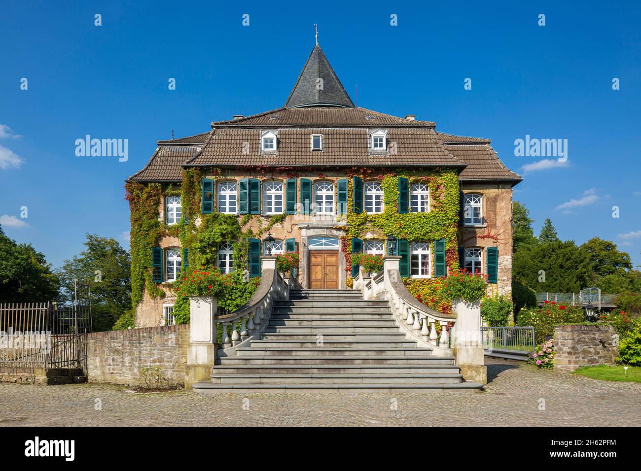 germany,ratingen,ratingen-breitscheid,bergisches land,rhineland,north rhine-westphalia,linnep castle,linnep house,formerly knight's seat,moated castle,outside staircase over the graefte Stock Photo