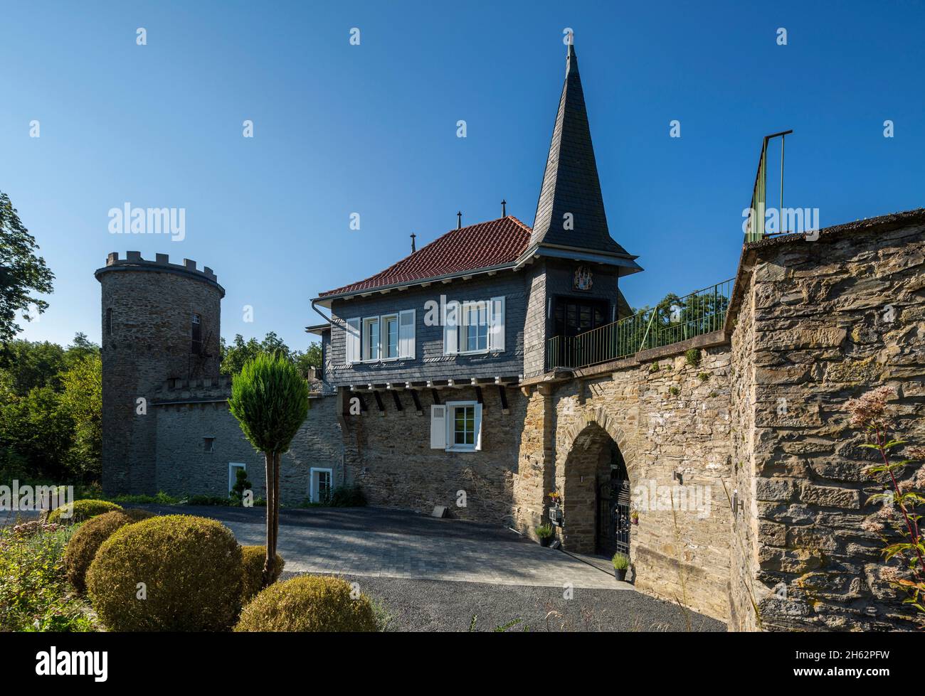 germany,wuelfrath,wuelfrath-aprath,bergisches land,niederbergisches land,niederberg,rhineland,north rhine-westphalia,remains of castle aprath,formerly knight's seat,building complex with defense tower and gatehouse Stock Photo