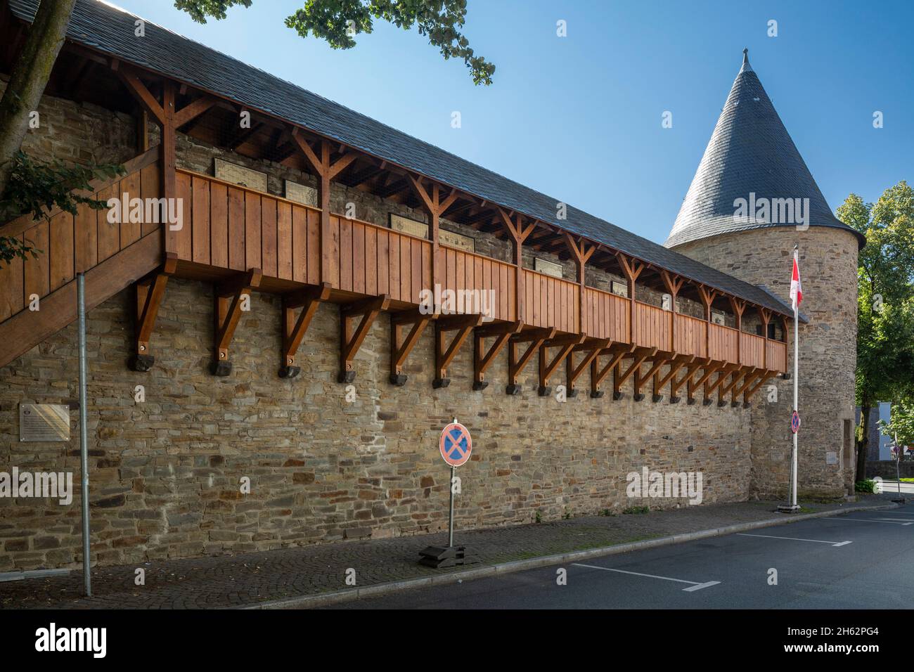 germany,ratingen,bergisches land,rhineland,north rhine-westphalia,former city fortifications,kornsturm with city wall and battlement Stock Photo