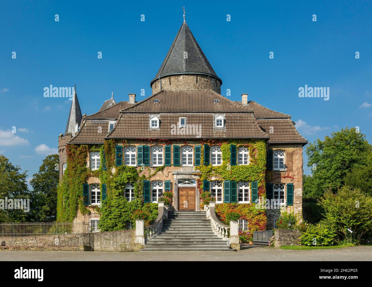 germany,ratingen,ratingen-breitscheid,bergisches land,rhineland,north rhine-westphalia,linnep castle,linnep house,formerly knight's seat,moated castle,outside staircase over the graefte Stock Photo