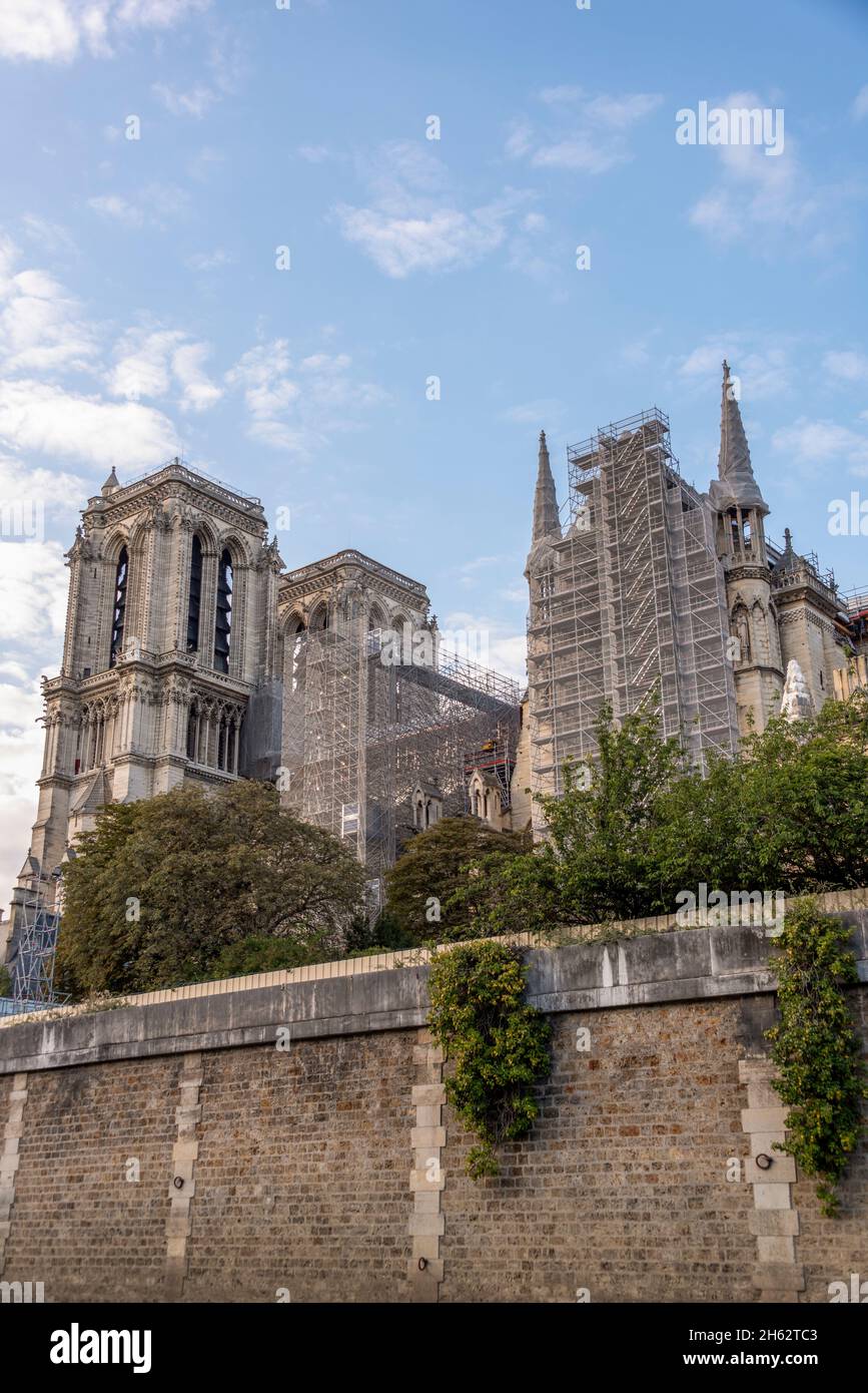 france,paris,scaffolded notre dame cathedral,reconstruction after the fire in april 2019,major construction site Stock Photo