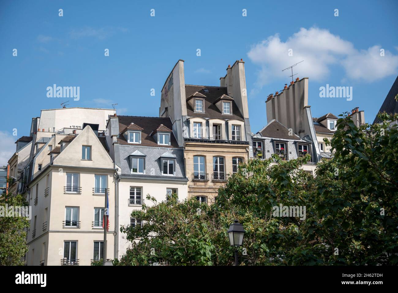 Historic apartment buildings in the parisian district of beaubourg hires stock photography and