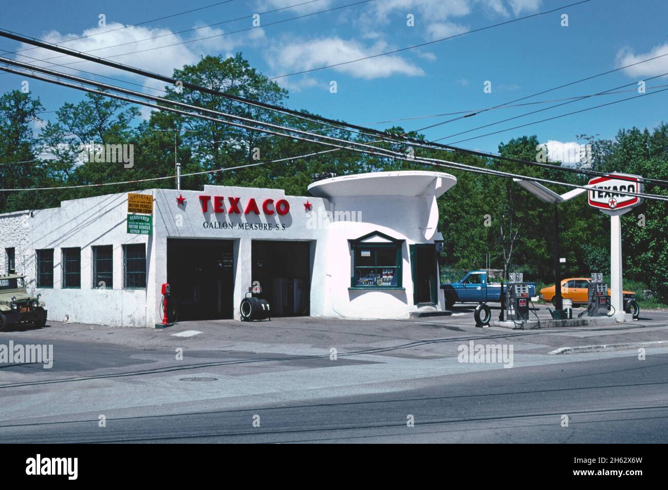 Gallon measure, Buchanan, New York; ca. 1976 Stock Photo Alamy