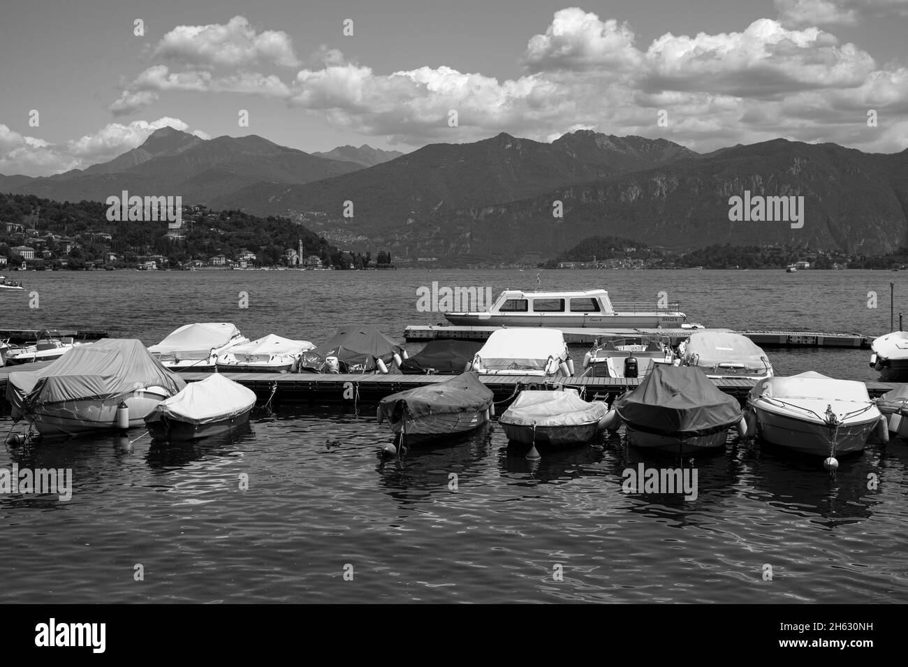 Dock boats lake como italy hi-res stock photography and images - Alamy